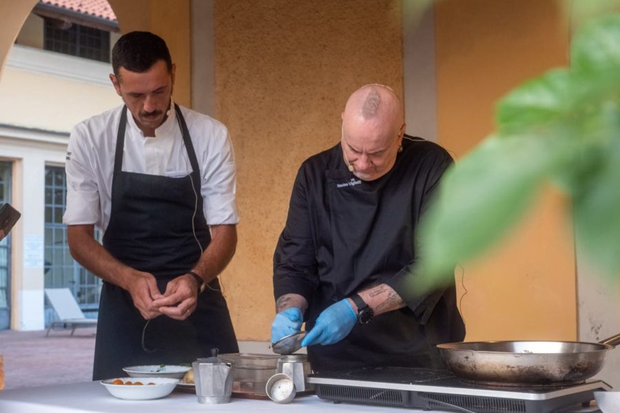 I due cuochi al lavoro  Enrico Marmo e Massimo Viglietti: viaggio a quattro mani in testa alla Sina Chefs' Cup