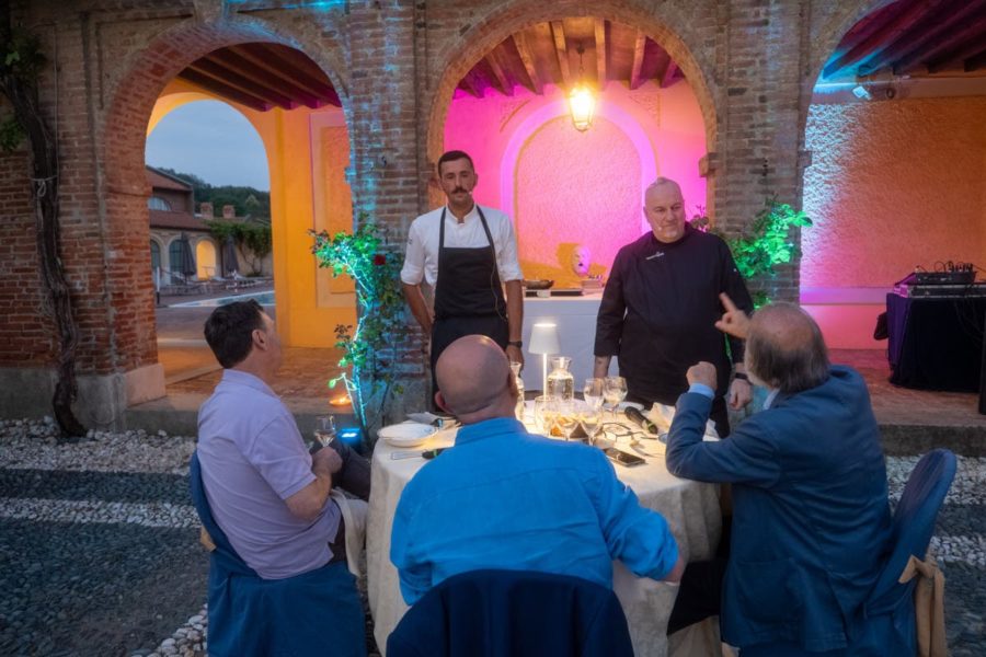 I cuochi e la giuria Enrico Marmo e Massimo Viglietti: viaggio a quattro mani in testa alla Sina Chefs' Cup