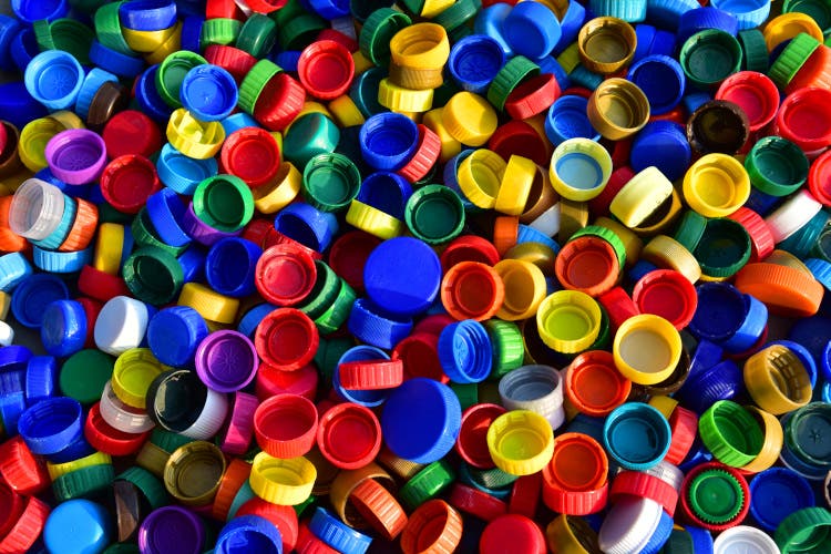 Tappi di plastica che non si staccano? Un passo avanti per l’ambiente