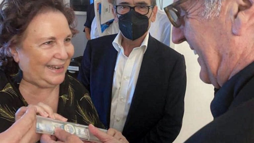 teresa armato attore rapina orologio napoli 1200x675 1