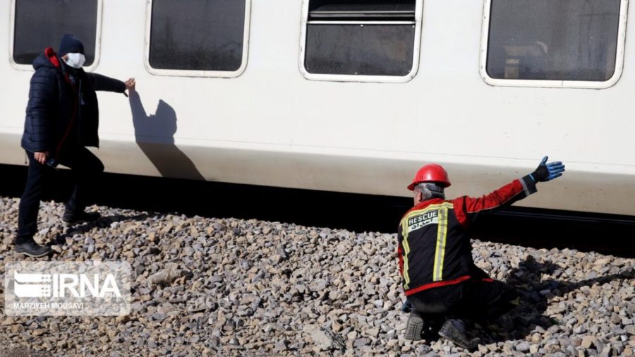 Iran, treno passeggeri deraglia dopo impatto con un escavatore, decine di morti e feriti