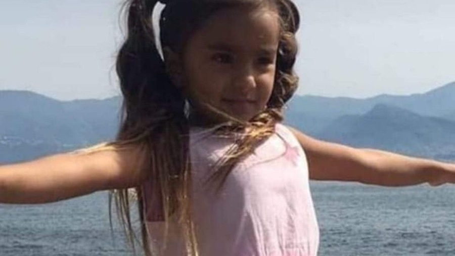 Napoli: bimba di 5 anni si perde in spiaggia, l’epilogo è drammatico; i dettagli
