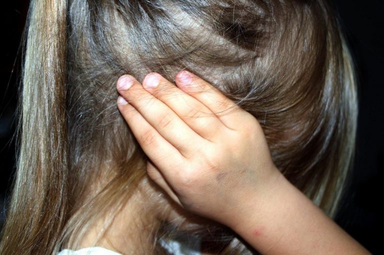 Bambina di 8 anni abusata dal bagnino mentre era in vacanza con i genitori