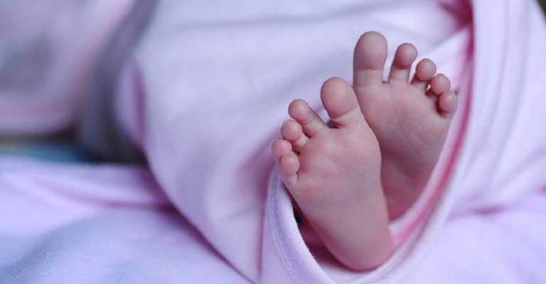 Neonata muore in culla 24 ore dopo essere tornata a casa dall’ospedale dopo il parto