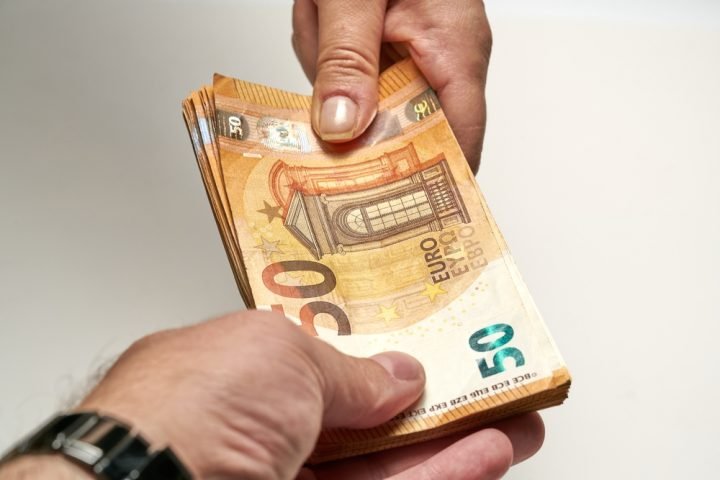 Rinnovo contratto scuola, i sindacati chiedono 300 euro, il governo ne darà 50 netti. Gli ultimi aggiornamenti