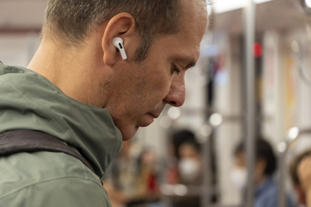 1f0a8b airpods 12