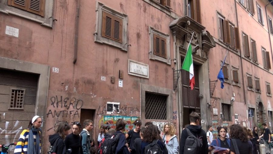 Studenti del Virgilio di Roma in assemblea sul fascismo, arrivano carabinieri: Mai successo prima