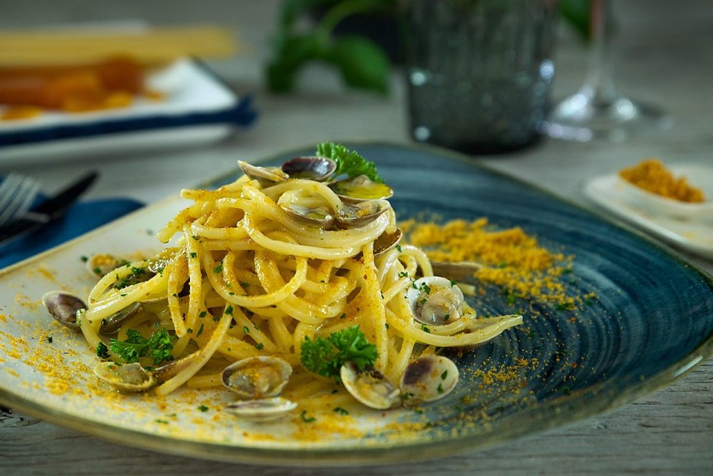 spaghetti ruvidi con bottarg e vongole nostrane