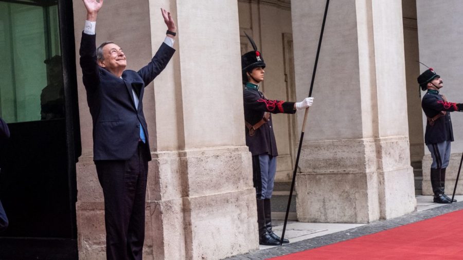 Draghi lascia Palazzo Chigi tra gli applausi dei dipendenti dopo il passaggio di consegne con Meloni 1 20151027 medium 1200x675 1