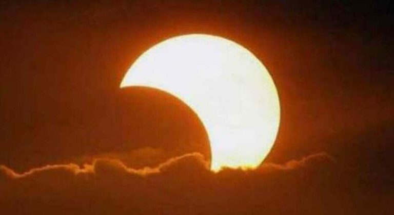 7009424 24122734 6965605 03123636 eclissi solare