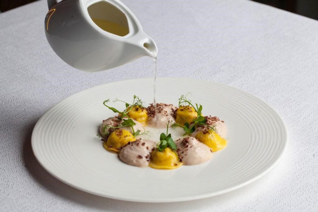 Bottone ai sapori trentini fagioli borlotti carne salada e consomme di Trentin grana
