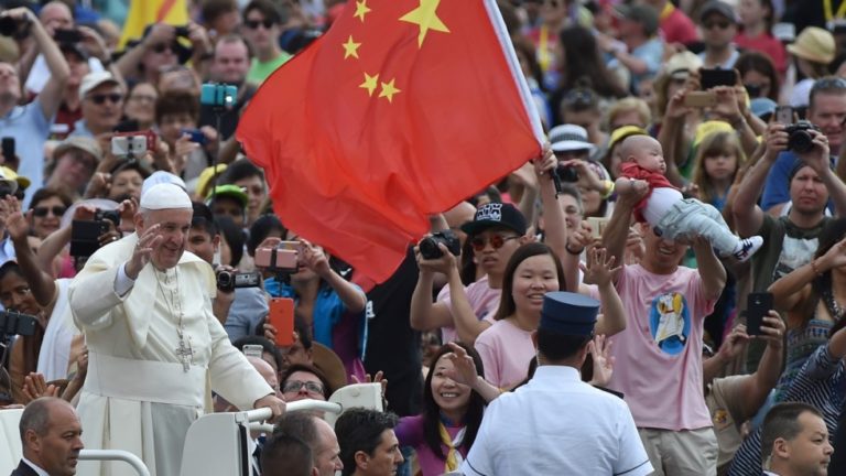 Vaticano papa bandiera cinese