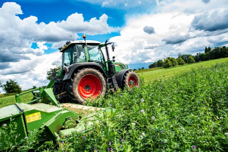 agricoltura simbiotica prodotti trattore campagna sfalcio erba