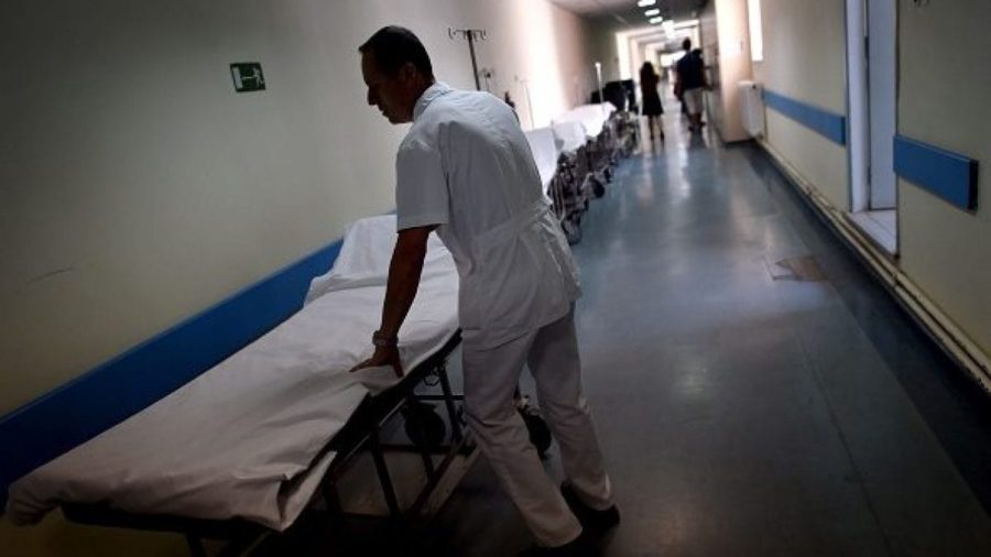 Chiama l'ambulanza per dolori al petto, muore dopo alcune ore di attesa al pronto soccorso 1 barella ospedale portantino infermiere 1200x675 1