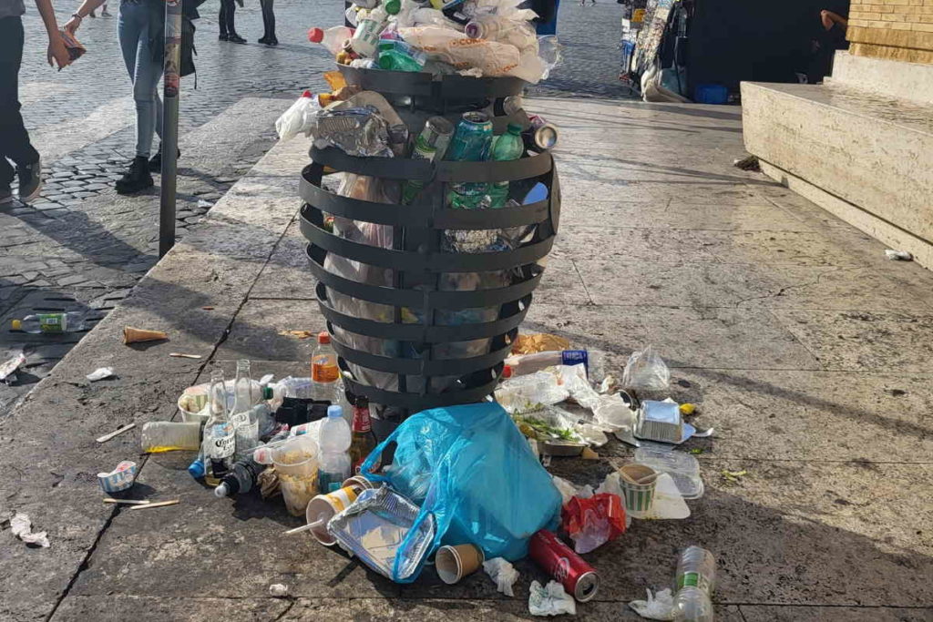 cestino rifiuti pieno roma
