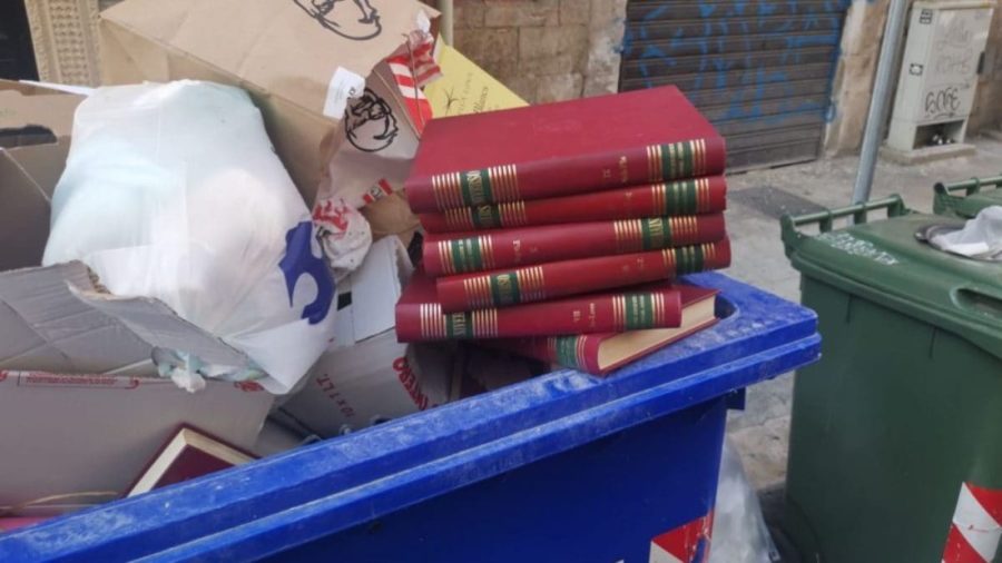 Trova intera enciclopedia nella spazzatura in strada, commerciante la ripulisce e la regala 1 enciclopedia 1200x675 1
