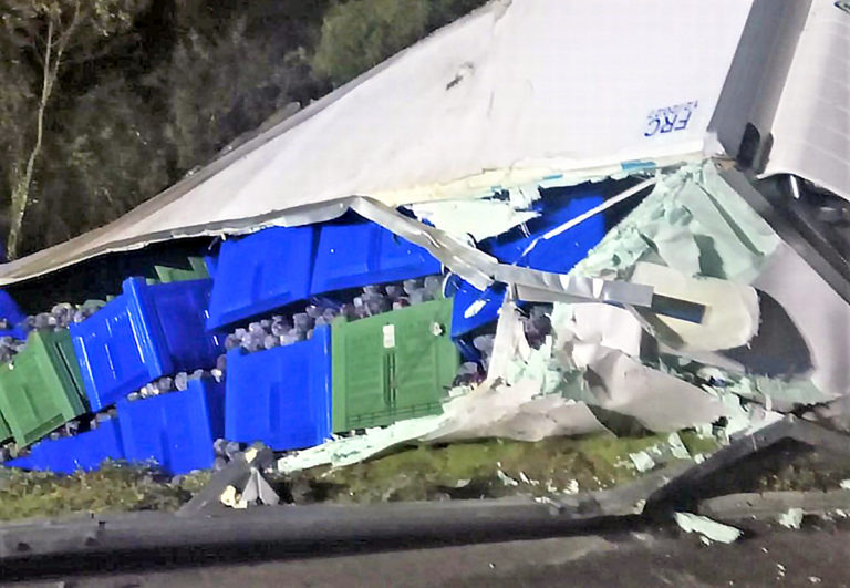 orte camion carico di cavoli si ribalta in superstrada