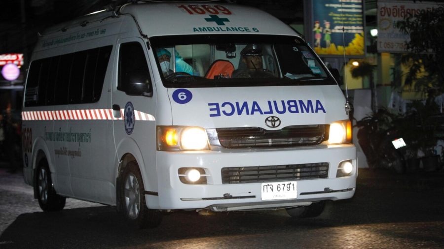 Uomo fa strage di bambini in asilo, poi uccide moglie e figlio e si suicida 1 thailandia ambulanza 2