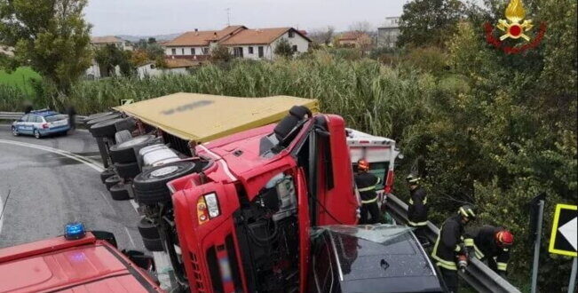 Terribile incidente ad Ancona: camion si ribalta e schiaccia un’ ambulanza della Croce Rossa, 2 morti (FOTO)