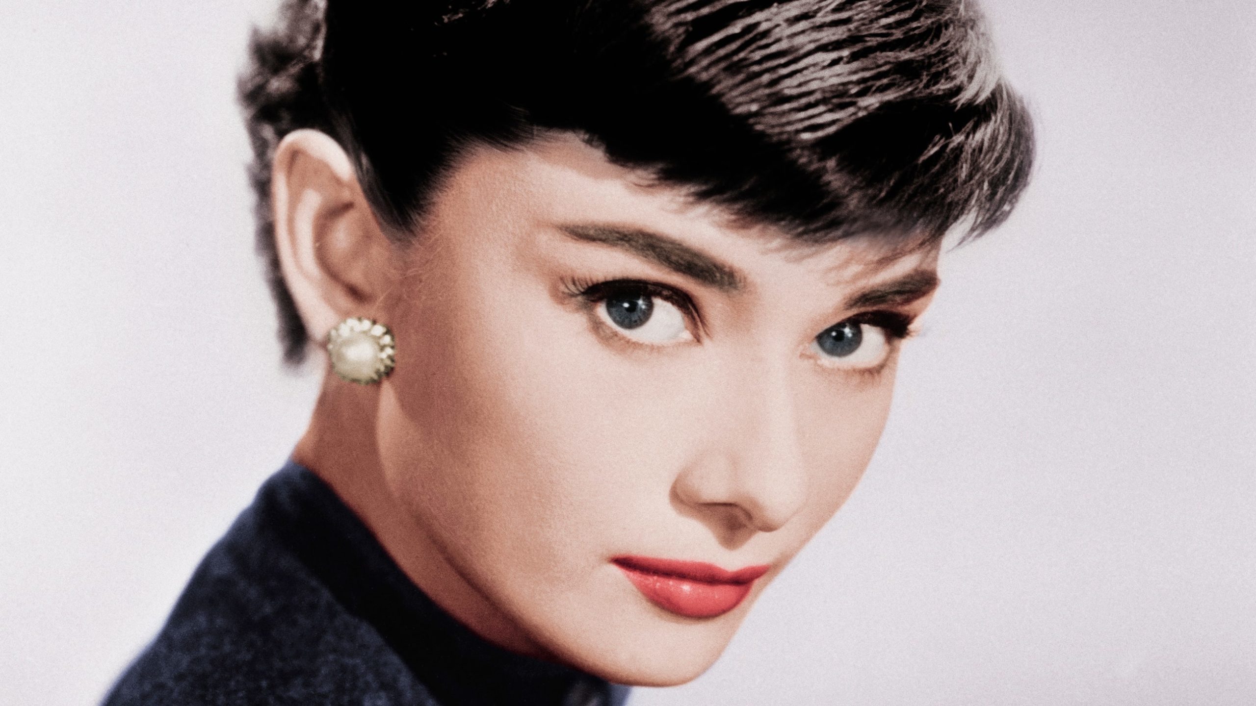 Come applicare l'eyeliner o la matita per ingrandire lo sguardo 1 517422880 scaled