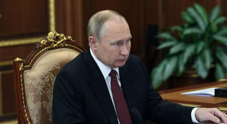 7046709 11184727 putin si arrende