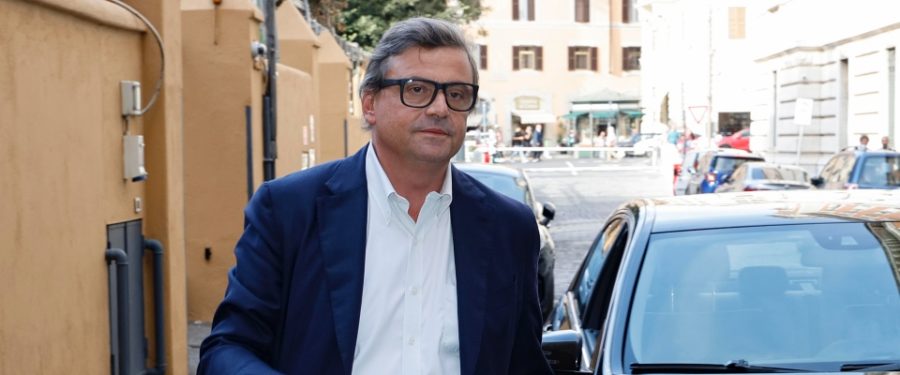 Il guastafeste Calenda irrompe nelle primarie del Pd: «Bonaccini, dì qualcosa di riformista» 1 Calenda 2