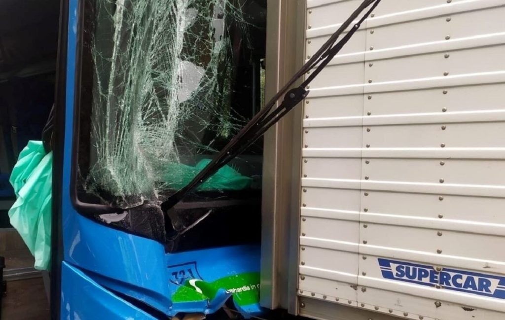 Crema camion pullman