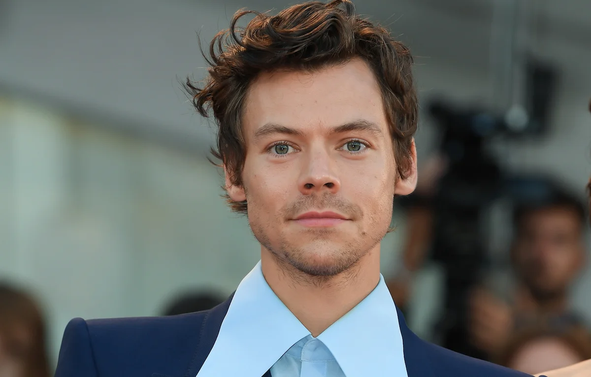 Perché la gente tira oggetti addosso a Harry Styles? 1 GettyImages 1421315651