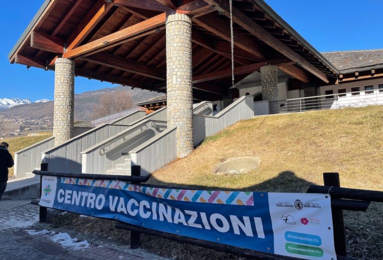 Il centro vaccinale di Pollein