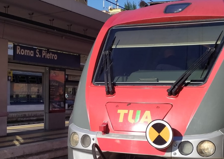 Ferrovia, un treno TUA arriva nella stazione di Roma San Pietro 1 Immagine 54