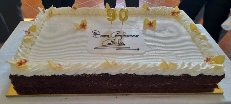 La torta per il 90  compleanno di Carla Rabezzana  cugina di Papa Francesco