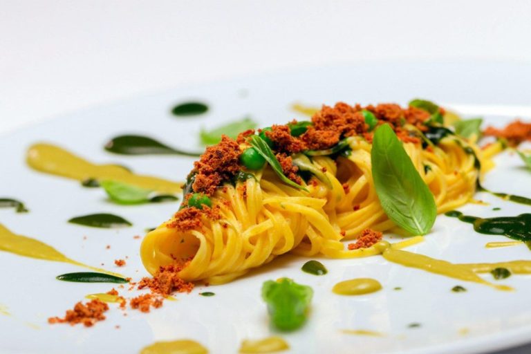 Linguine con estrazioni vegetali e bottarga di campagna