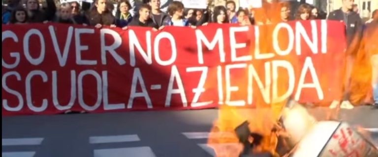 Meloni scuola fuoco bandiere