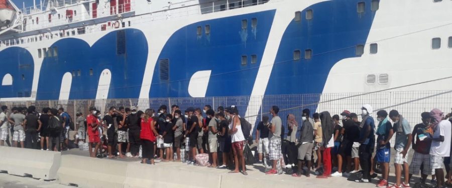 Migranti, la Francia minaccia l’Italia: «Nessun ricollocamento se non accoglierete le Ong»