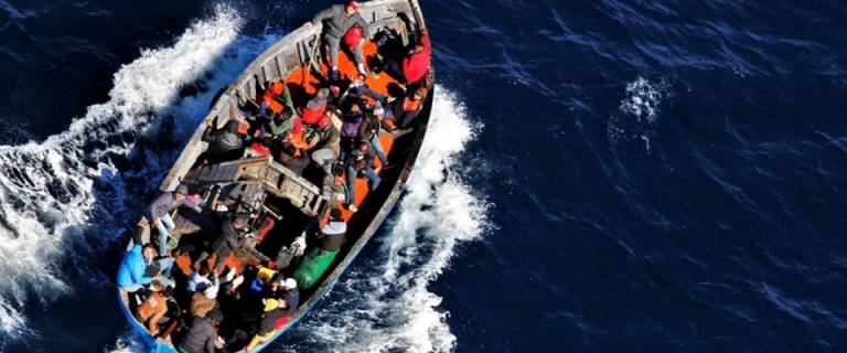 Migranti su una barca Ansa 768x320 1