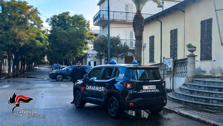 RC – GALLINA. EVADE DAI DOMICILIARI NEL PROBABILE INTENTO DI COMPIERE FURTI IN APPARTAMENTI ARRESTATO 25ENNE DAI CARABINIERI.