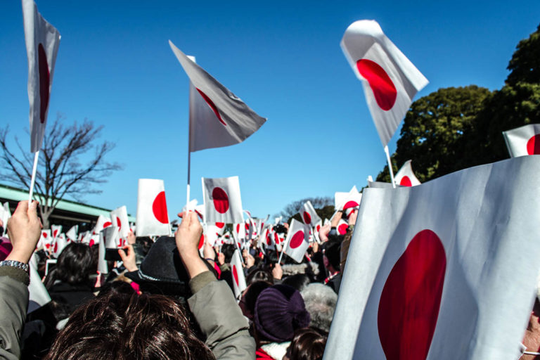 SH manifestazione festa persone bandiera giapponese