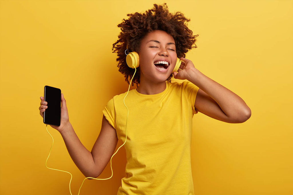 SH ragazza smartphon cuffie ascoltare musica