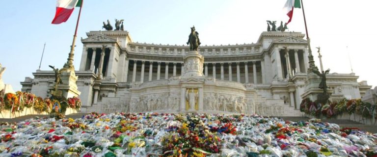 Strage di Nassiriya fiori allAltare della Patria 2003 Ansa