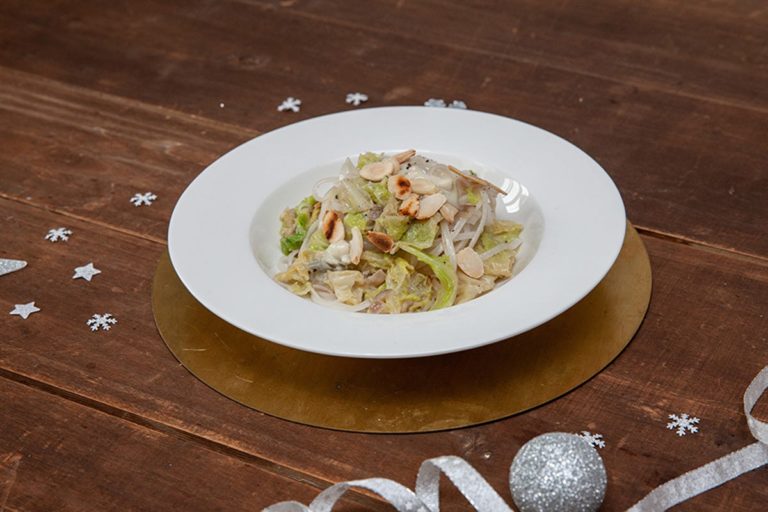 Tagliatelle di riso con crema di cavolo verza Gorgonzola DOP e lamelle di mandorle