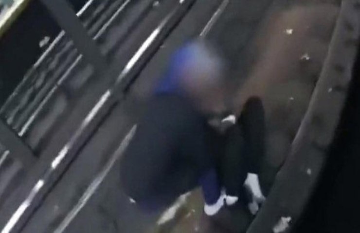 Cade sui binari della metro, quello che succede dopo è assurdo 1 Uomo cade sui binari della metro Foto dal web 1