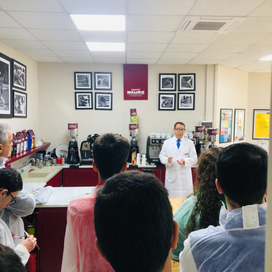 Caffè Mauro incontra gli studenti dell’IIS Boccioni-Fermi di Reggio Calabria in occasione del PMI Day 1 Valerio Chine COO di Caffe Mauro con gli studenti IIS Boccioni Fermi