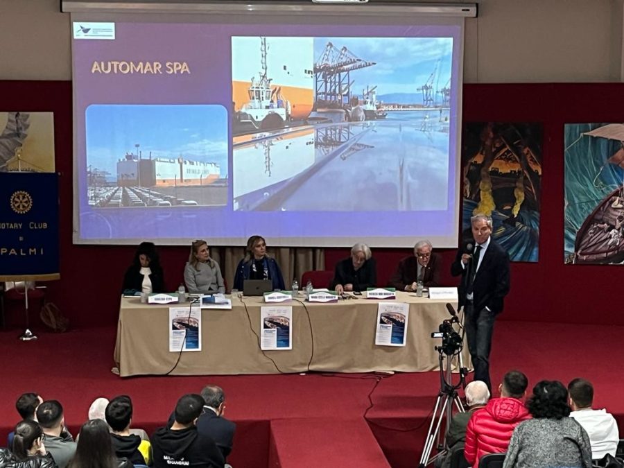Il porto di Gioia Tauro si apre agli istituti di Istruzione secondaria di secondo grado 1 WhatsApp Image 2022 11 17 at 15.17.04