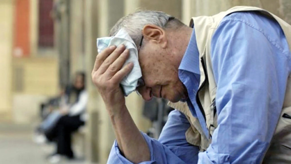 anziani e caldo foto di repertorio