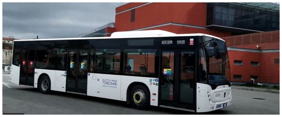 Paura sul bus, pretendono di fumare a bordo: in quattro aggrediscono l’autista e gli lanciano un tombino 1 autista aggredito