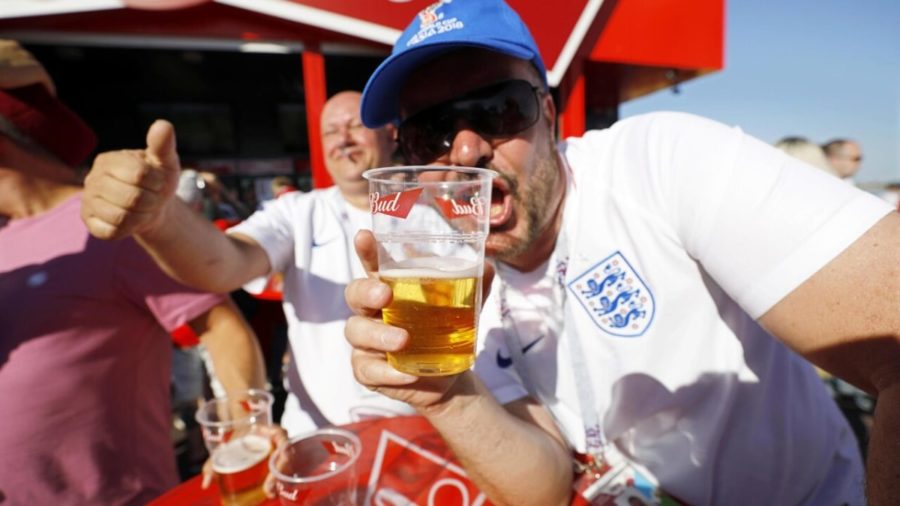 Tifosi condannati alla sobrietà, il Qatar vieterà la birra ai mondiali 1 birra mondiali tifosi inglesi