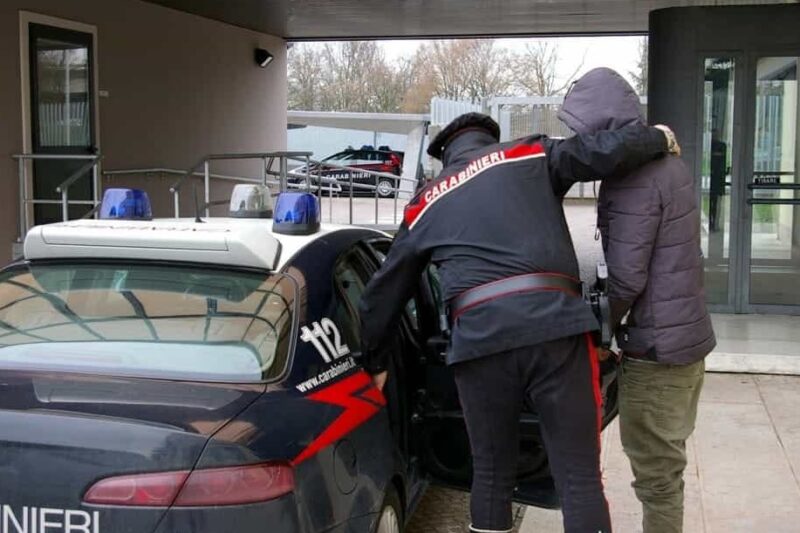 Collecorvino: botte e minacce ai genitori, non si calma nemmeno all’arrivo dei carabinieri 1 carabinieri arresto e1652089248693