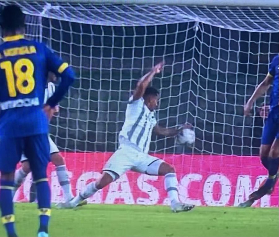 Il tweet muto del Verona con la foto del tocco di mano in area di Danilo non fischiato 1 danilo verona