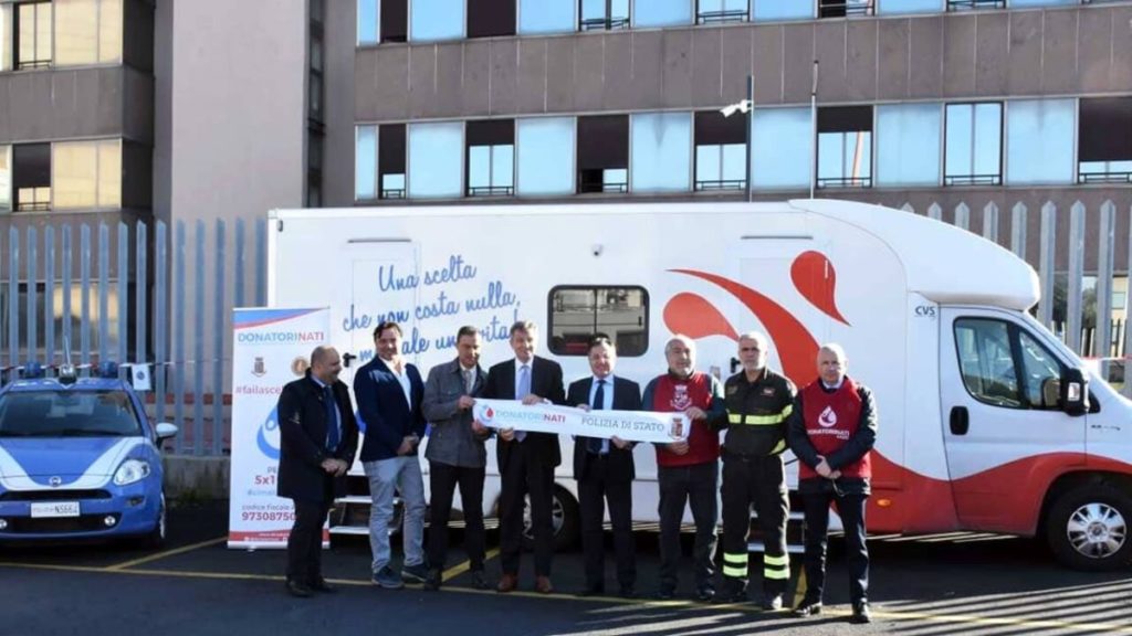 donazione sangue autoemoteca davanti alla questura