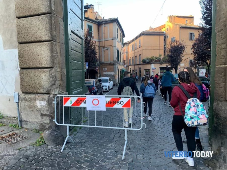 NOI C'ERAVAMO... | "Green friday" a metà: via della Verità bloccata ma le auto passano ugualmente e via Mazzini è una giungla... 1 green friday 2